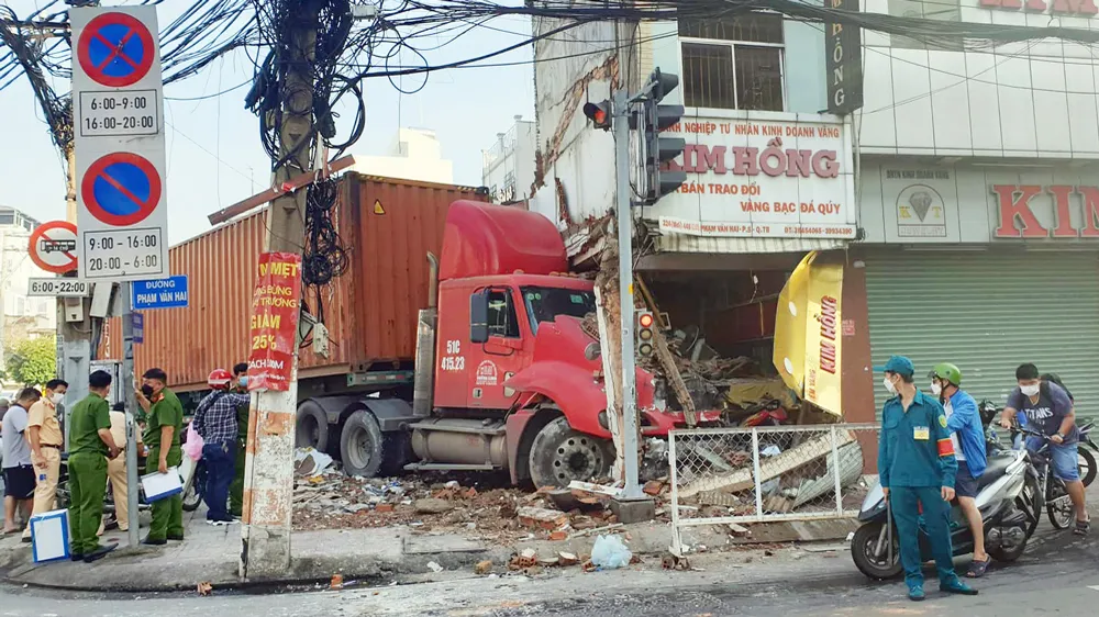Sau khi tông vào tiệm vàng xe container mới dừng lại