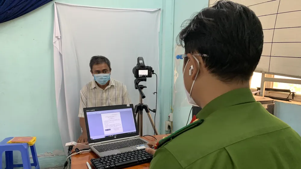 Người dân làm CCCD ở TP Thủ Đức. Ảnh: CHÍ THẠCH 