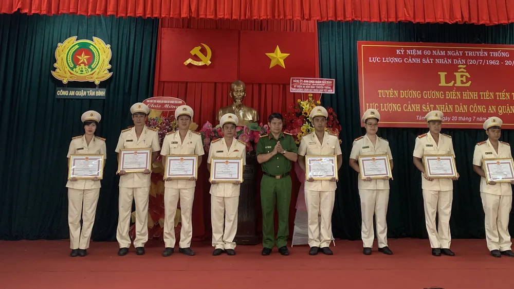 Tuyên dương 46 cán bộ, chiến sĩ gương điển hình lực lượng CSND Công an quận Tân Bình. Ảnh: CHÍ THẠCH 