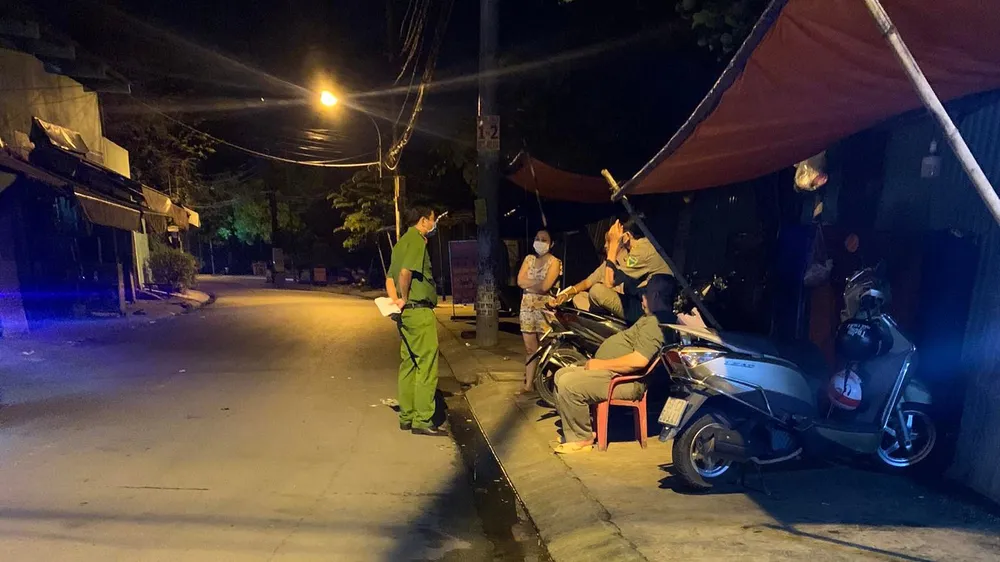 Công an tại hiện trường. Ảnh: CHÍ THẠCH 