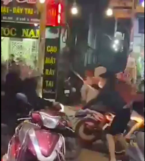 Nhóm đối tượng cầm hung khí, ba chĩa...gây náo loạn khu vực