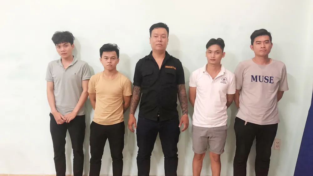 Nhóm đối tượng tại cơ quan công an 