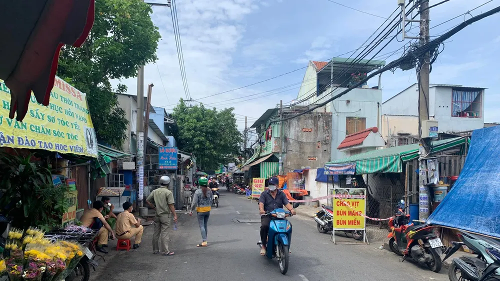 Công an khám nghiệm hiện trường. Ảnh: CHÍ THẠCH 