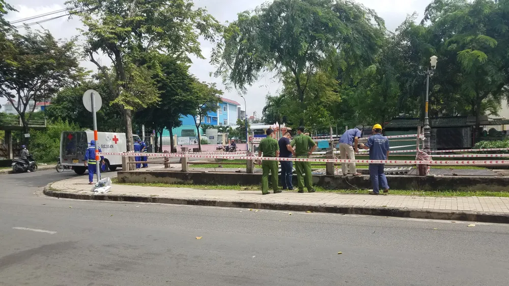 Công an khám nghiệm hiện trường. Ảnh: C.T
