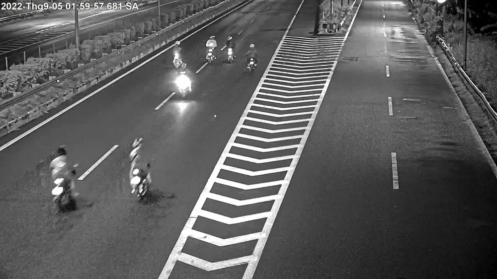 Hình ảnh camera ghi nhận nhóm "quái xế". Ảnh: C.T