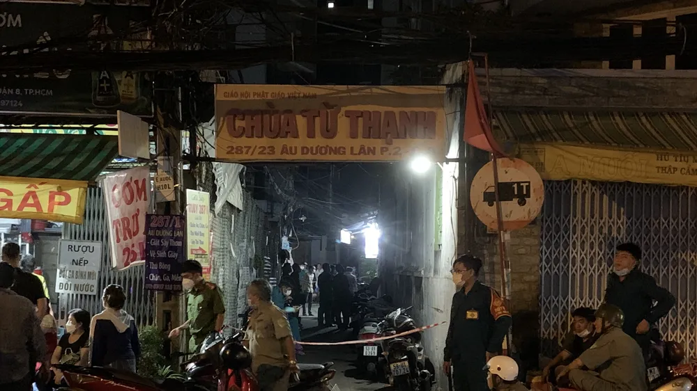Công an khám nghiệm hiện trường. Ảnh: CHÍ THẠCH 