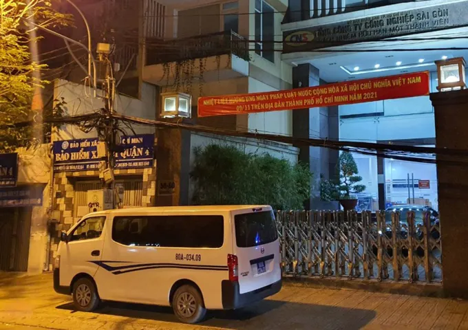 Cơ quan công an thực hiện việc khám xét ở trụ sở Tổng công ty Công nghiệp Sài Gòn trên đường Nguyễn Tất Thành, quận 4 vào ngày 3-11-2021. Ảnh: C.T