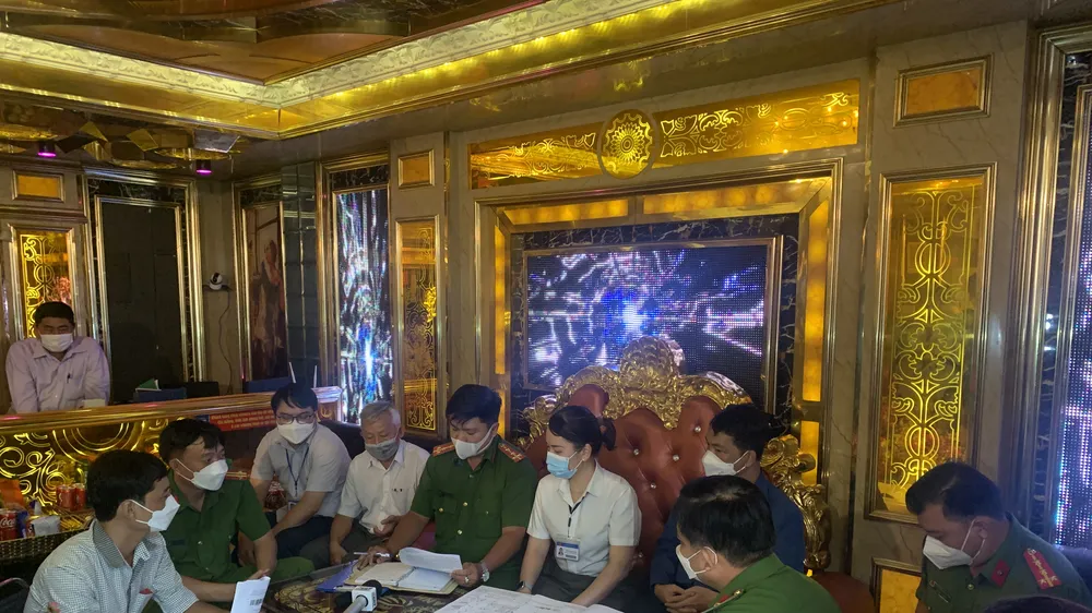 Lực lượng chức năng kiểm tra quán karaoke ở quận Gò Vấp. Ảnh: CHÍ THẠCH 
