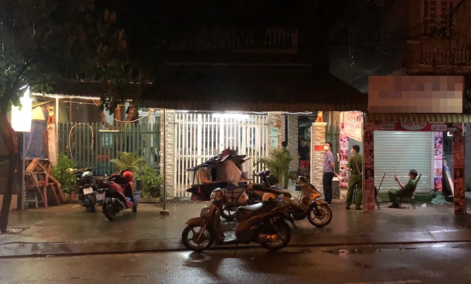 Công an phong tỏa khám nghiệm hiện trường. Ảnh: C.T