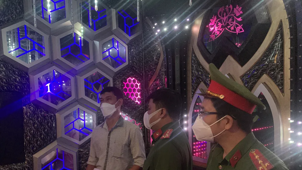 Lực lượng chức năng kiểm tra quán karaoke ở quận Gò Vấp. Ảnh: CHÍ THẠCH 