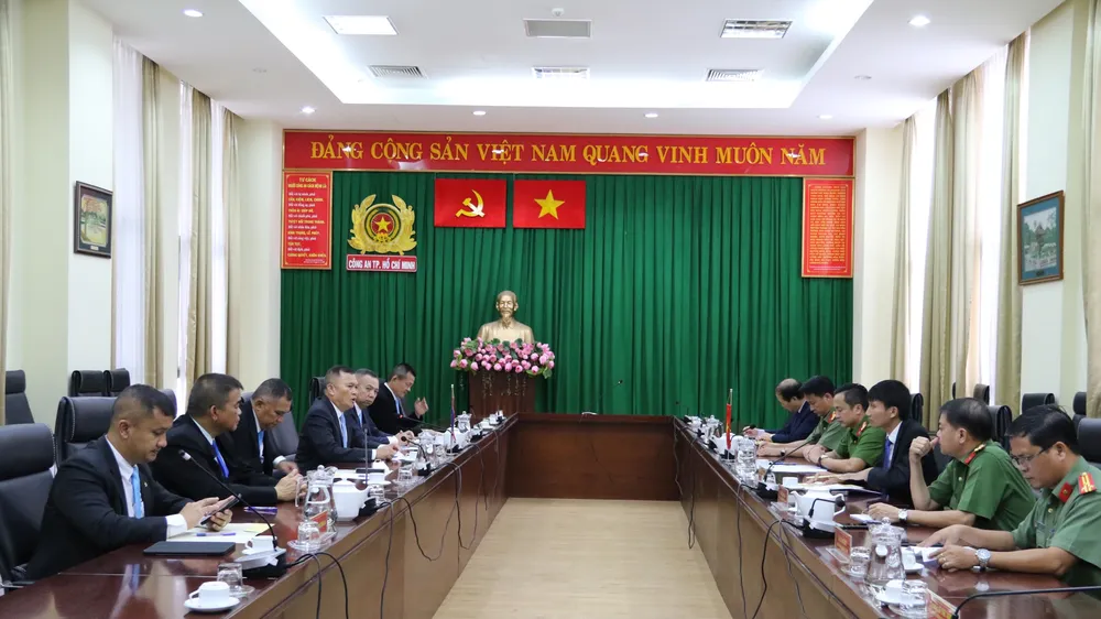 Hai đơn vị tặng quà lưu niệm cho nhau