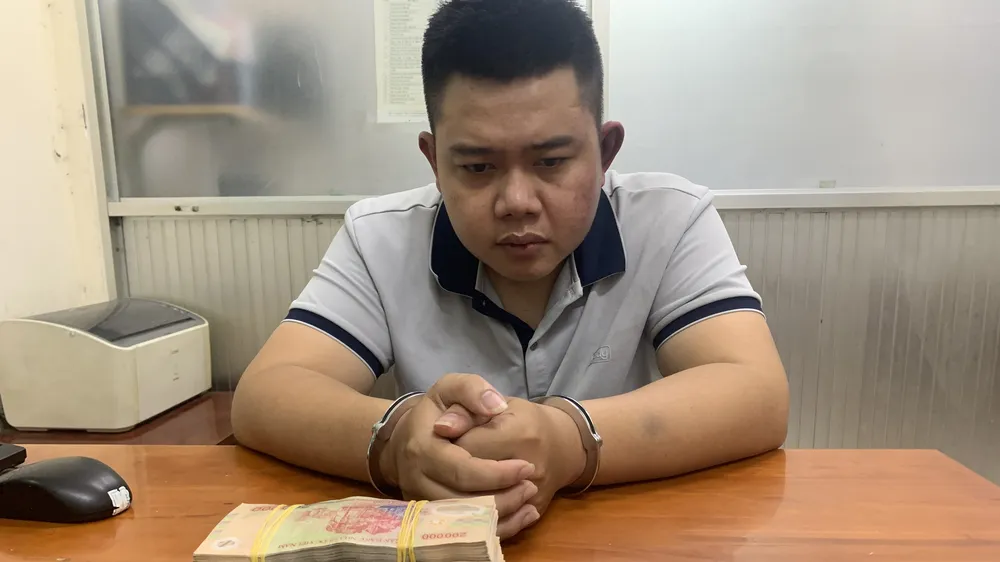 Bị can Nguyễn Hồng Thạch tại cơ quan công an. Ảnh: CHÍ THẠCH 