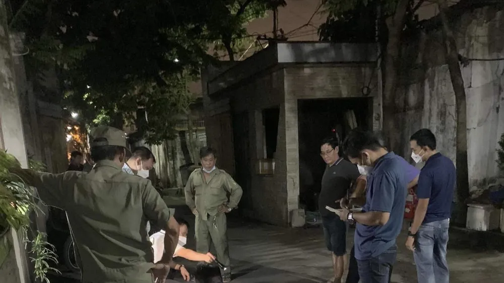 Công an khám nghiệm hiện trường. Ảnh: CHÍ THẠCH 