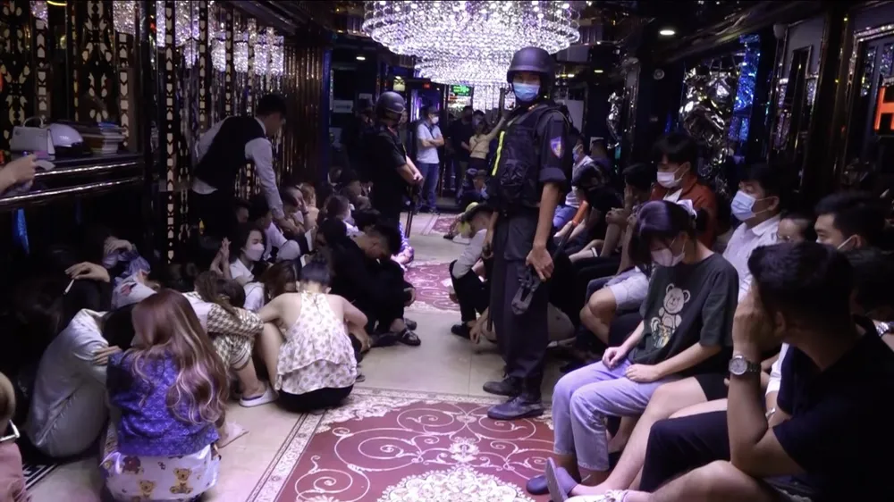 Bắt quả tang quản lý, nhân viên quán karaoke Hollywood bán ma túy