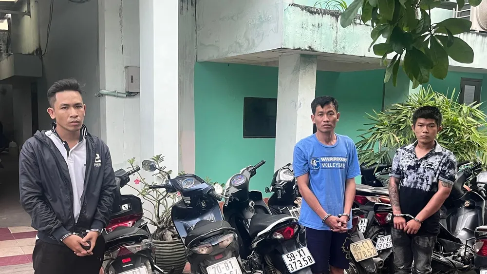 Nhóm đối tượng cùng tang vật. Ảnh: CHÍ THẠCH 