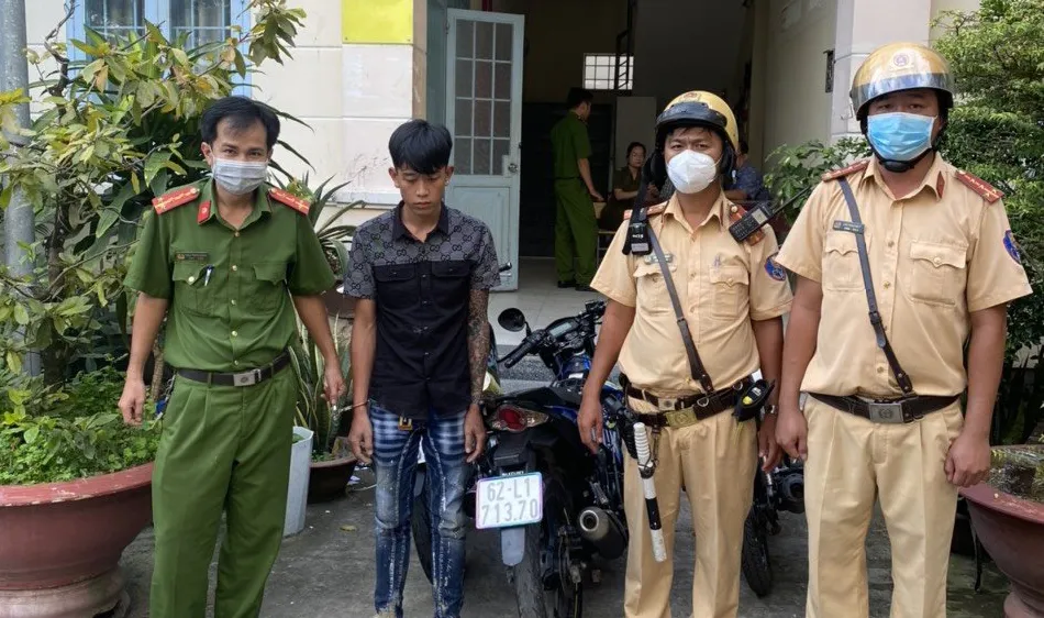 CSGT TPHCM bàn giao đối tượng cùng tang vật cho Công an địa phương 