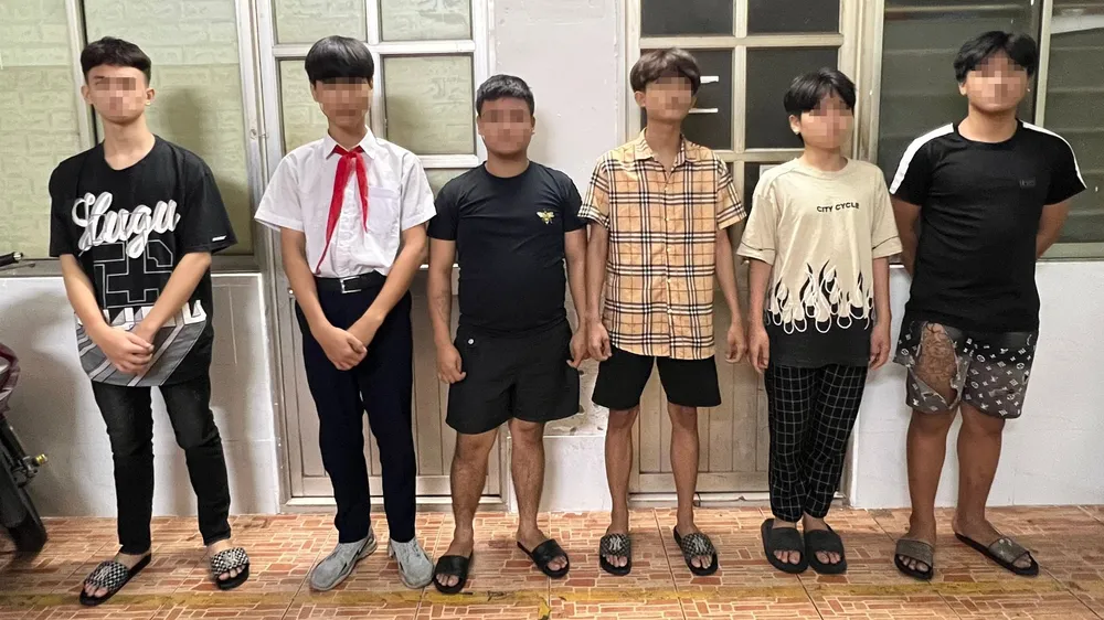 Nhóm đối tượng tại cơ quan công an. Ảnh: CHÍ THẠCH 