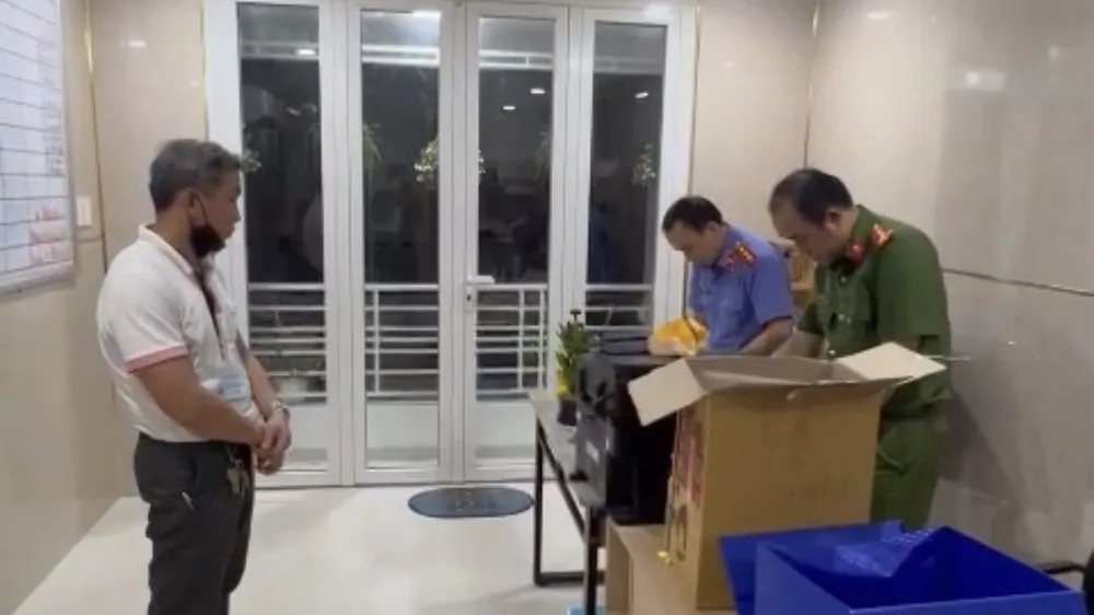 Công an tống đạt quyết định bắt tạm giam với Nguyễn Thế Hùng, Giám đốc Công ty xăng dầu Phúc Thọ