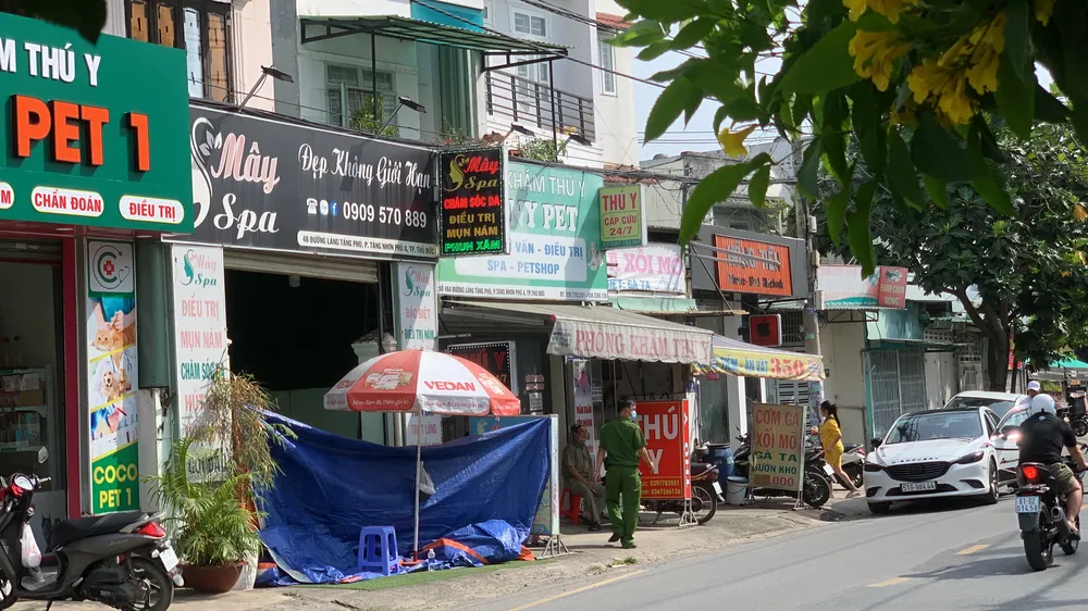 Công an phong tỏa hiện trường. Ảnh: CHÍ THẠCH 