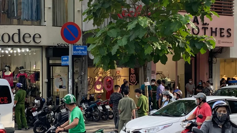Công an khám nghiệm hiện trường. Ảnh: CHÍ THẠCH 