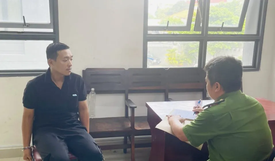 Công an lấy lời khai Thành. Ảnh: CHÍ THẠCH 