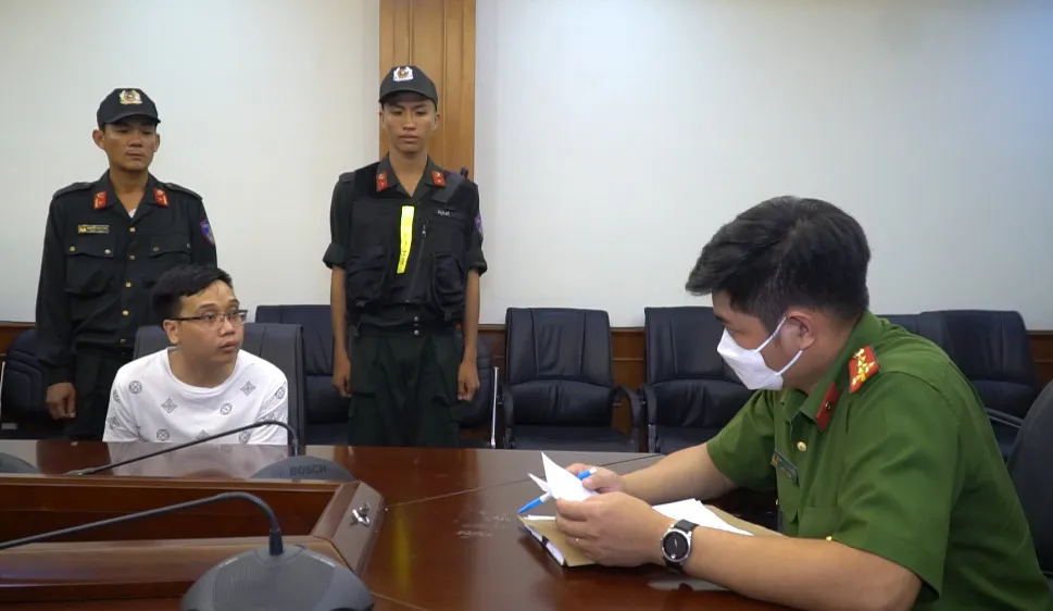 Công an lấy lời khai Trần Nguyễn Minh Thiện. Ảnh: C.T