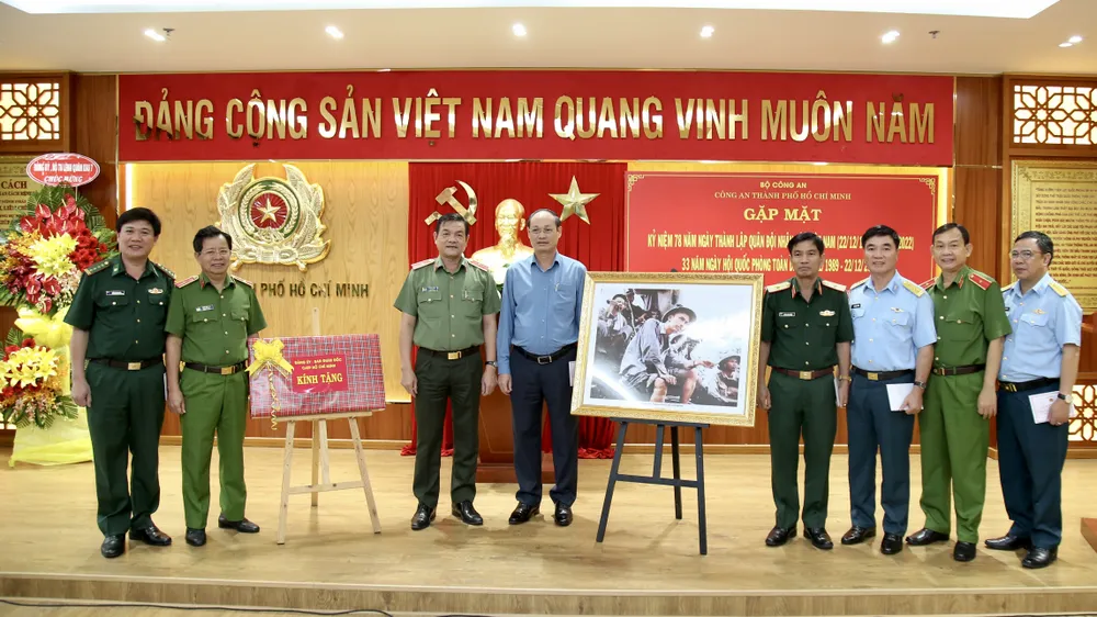 Công an TPHCM trao tặng các phần quà lưu niệm đến các đơn vị quân đội. Ảnh: HOÀNG HÙNG 
