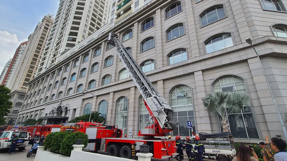 Cảnh sát PCCC dùng xe thang đưa người mắc kẹt trong vụ cháy ở tầng cao tòa nhà Flemington