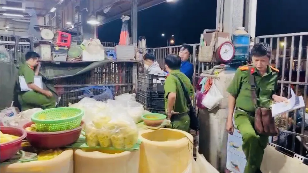 Lực lượng chức năng tại hiện trường 