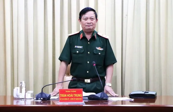 Trung tướng Trần Hoài Trung phát biểu chủ trì buổi họp với các cơ quan, đơn vị. Ảnh: TRẦN YÊN