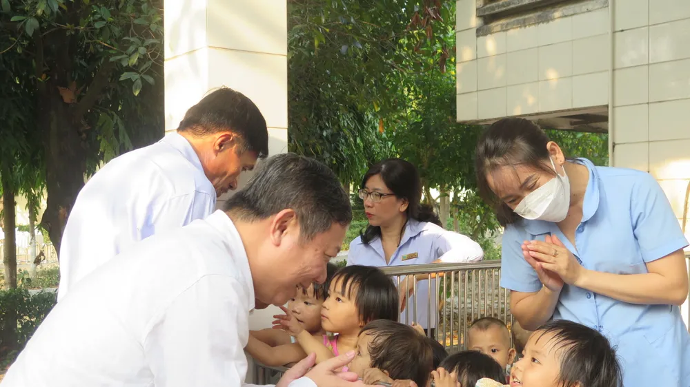 Phó Chủ tịch UBND TPHCM Dương Anh Đức ân cần hỏi thăm động viên các trẻ tại Làng thiếu niên Thủ Đức. Ảnh: CHÍ THẠCH