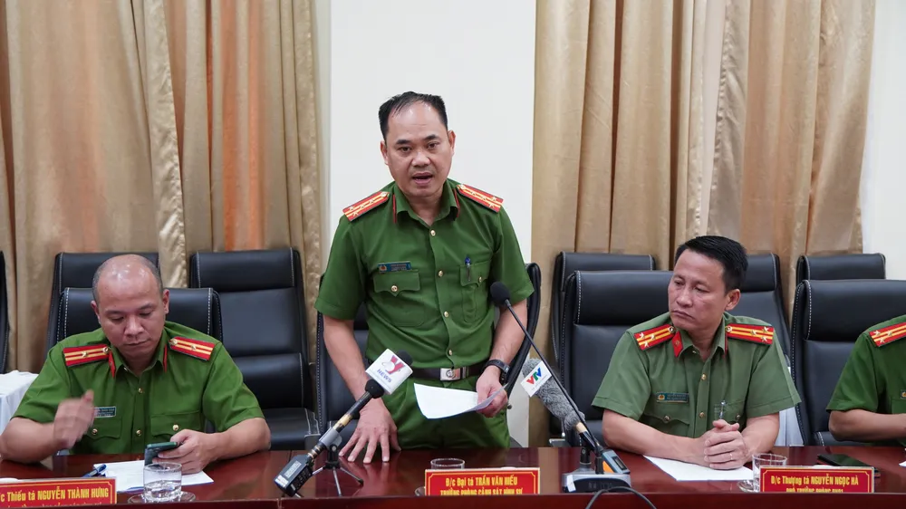Đại tá Trần Văn Hiếu, Trưởng phòng Cảnh sát Hình sự (PC02), Công an TPHCM chia sẻ tại buổi họp báo. Ảnh: CHÍ THẠCH