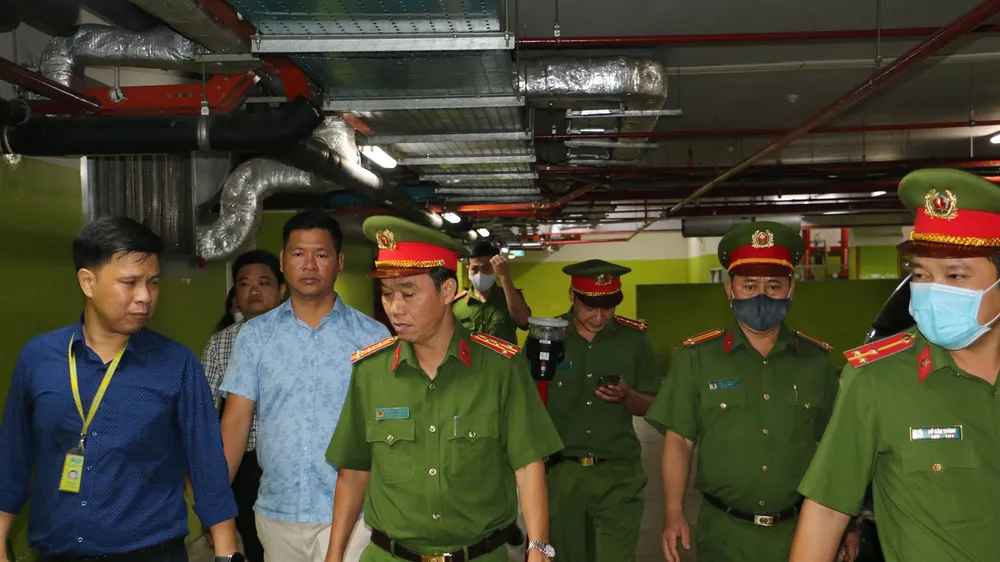 Công an TPHCM kiểm tra PCCC tại trung tâm thương mại. Ảnh: M.N