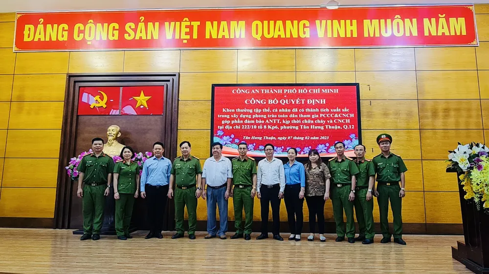 Khen thưởng tập thể, cá nhân có thành tích xuất sắc trong PCCC ở quận 12. Ảnh: A.N.