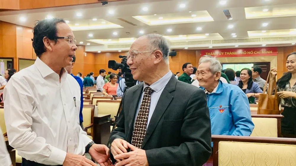 Bí thư Thành ủy TPHCM Nguyễn Văn Nên trò chuyện cùng GS-TS Hoàng Chí Bảo. Ảnh: CHÍ THẠCH