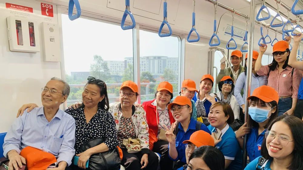 Lãnh đạo TPHCM tham gia chạy thử tuyến Metro số 1