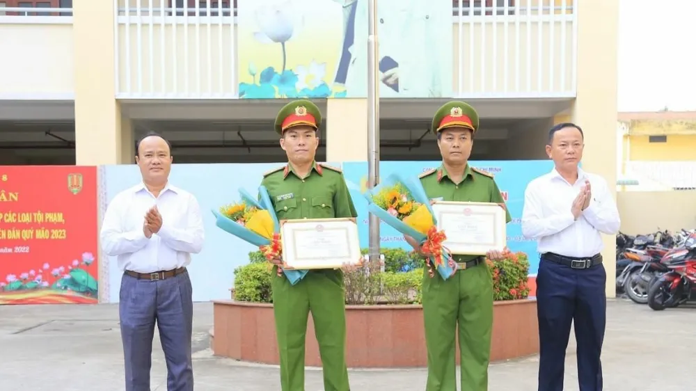 Khen thưởng 3 đơn vị phá vụ cướp ngân hàng ở quận 8