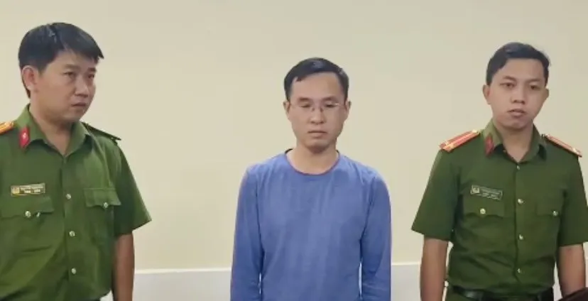Bị can Mai Văn Quân, là Phó Tổng giám đốc Công ty cổ phần dịch vụ và kỹ thuật ô tô Tiên Phong tại cơ quan công an. 