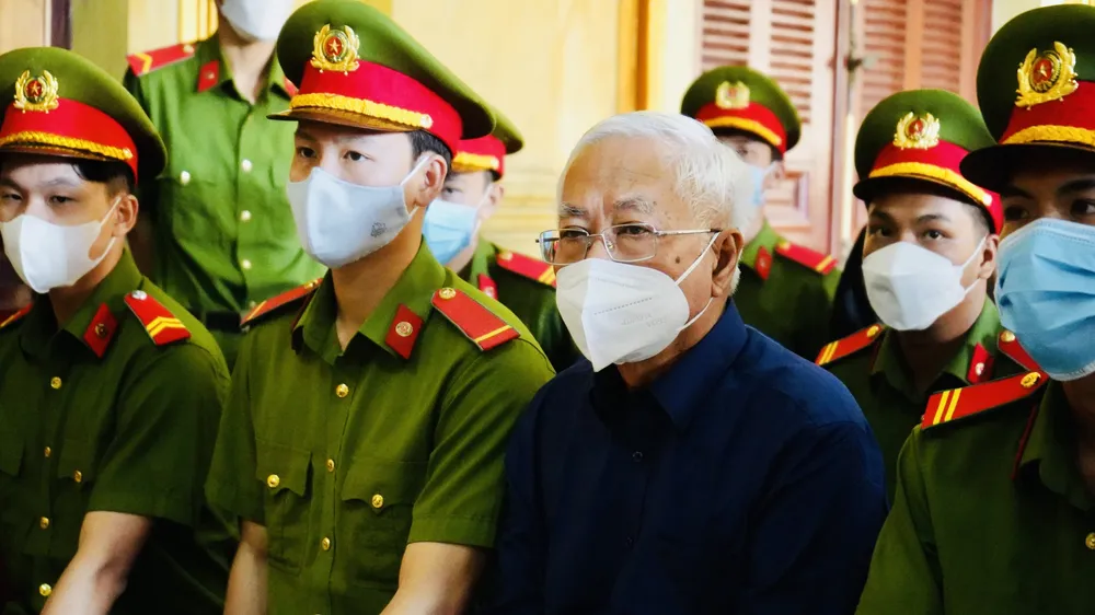 Bị cáo Trần Phương Bình, cựu Tổng Giám đốc Ngân hàng Đông Á nhận trách nhiệm của mình và xin HĐXX xem xét giảm nhẹ hình phạt cho cấp dưới