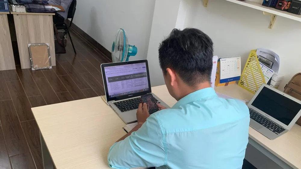 Một nạn nhân bị lừa đảo tiếp xúc với phóng viên báo SGGP vào tháng 3-2022. Ảnh: CHÍ THẠCH 