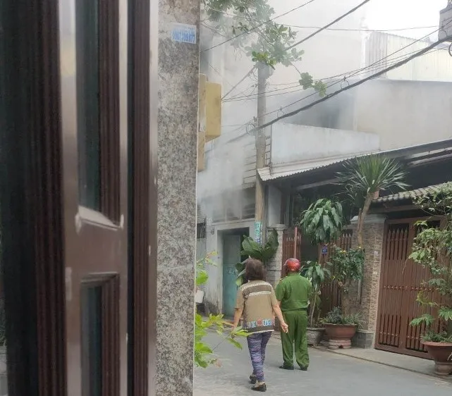 Ngọn lửa kèm khói đen bốc cao ở căn nhà 