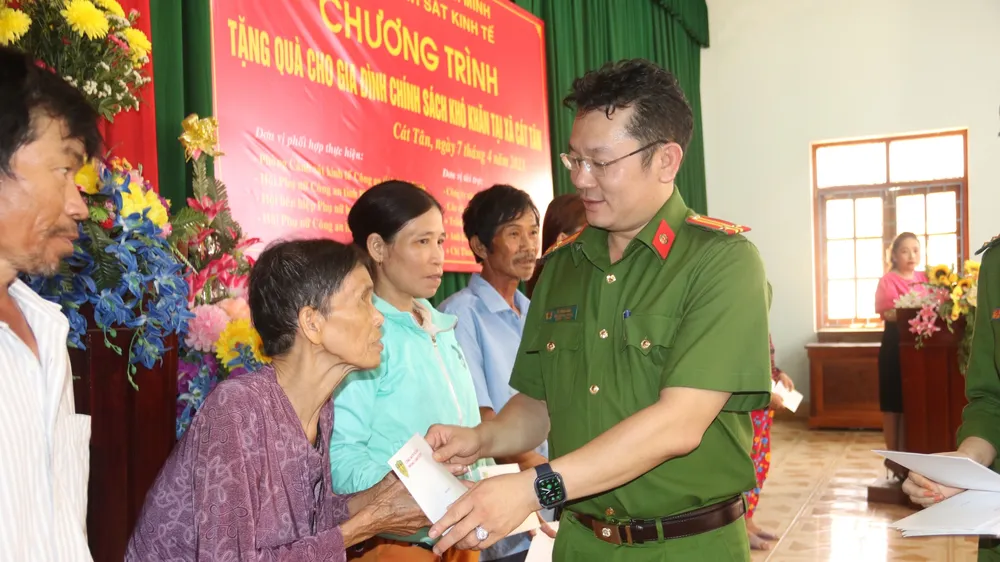 Lãnh đạo Phòng Cảnh sát Kinh tế, Công an TPHCM trao các phần quà