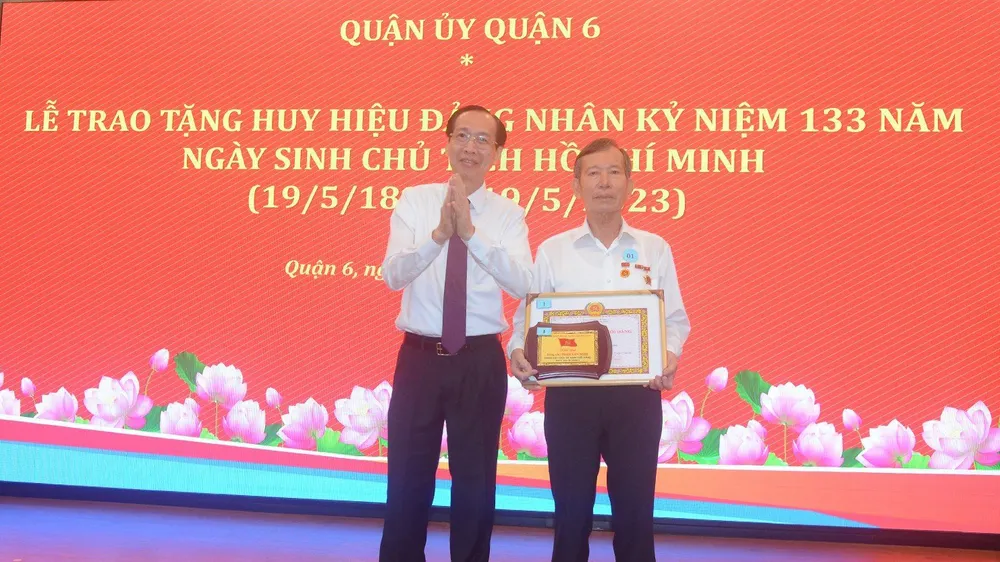 Trưởng Ban Nội chính Thành ủy TPHCM Lê Thanh Liêm trao Huy hiệu Đảng cho đảng viên cao tuổi 