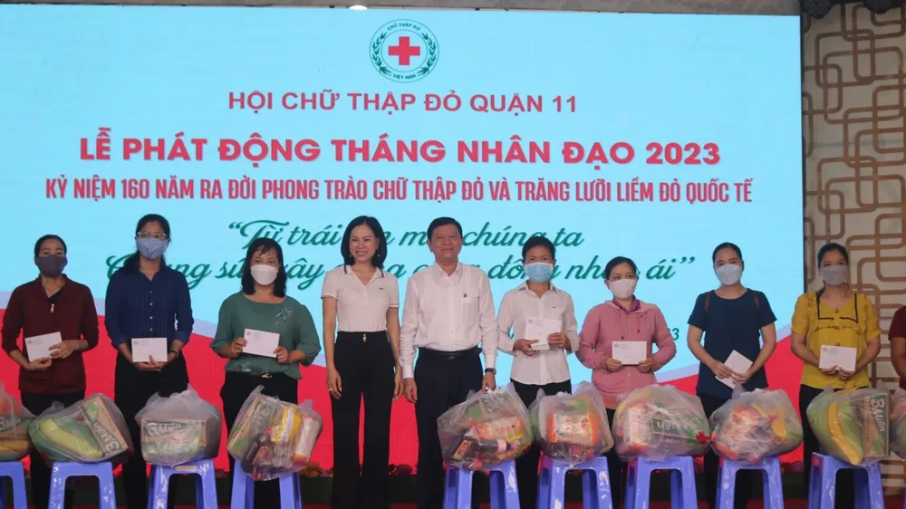 Trao tặng 175 phần quà cho người dân có hoàn cảnh khó khăn ở quận 11