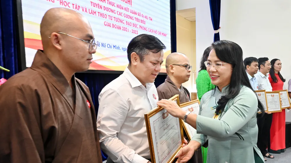 Chủ tịch Ủy ban MTTQ Việt Nam TPHCM Trần Kim Yến trao tặng bằng khen cho cá nhân, tập thể tiêu biểu học tập và làm theo tư tưởng, đạo đức phong cách Hồ Chí Minh