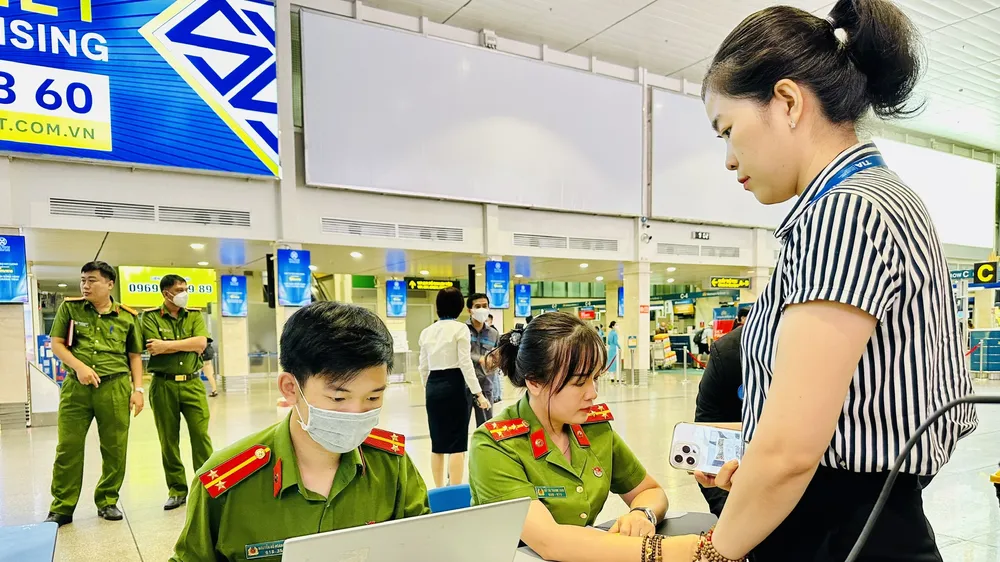 Công an lắp đặt 2 hệ thống tại nhà ga đi trong nước để hướng dẫn cấp, kích hoạt và sử dụng tài khoản định danh điện tử mức độ 2. Ảnh: CHÍ THẠCH