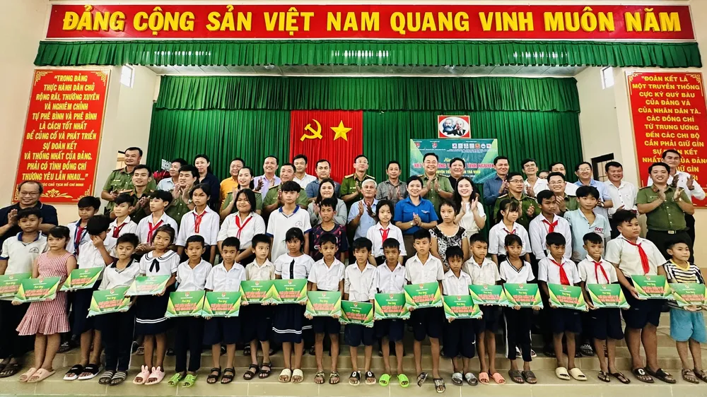Công an TPHCM thăm, tặng thẻ bảo hiểm y tế cho 40 em học sinh ở tỉnh Trà Vinh. Ảnh: CHÍ THẠCH 