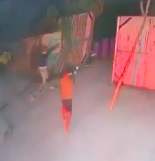 Hai thanh niên cầm súng nổ nhiều phát vào khu dân cư 