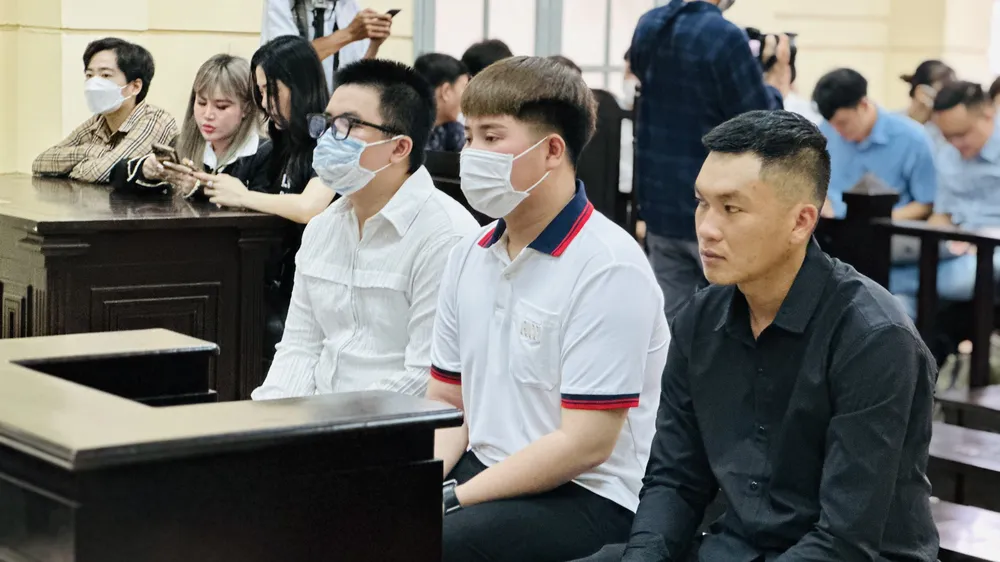 Các bị cáo tại phiên tòa sáng 31-5. Ảnh: CHÍ THẠCH 