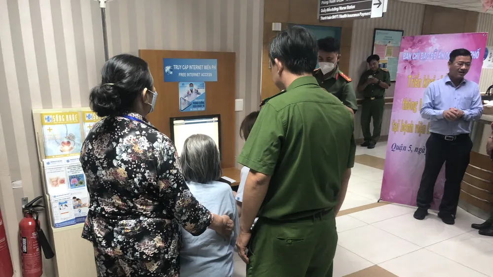Triển khai hệ thống thông báo lưu trú qua phần mềm ASM tại Bệnh viện Đại học y Dược. Ảnh: CHÍ THẠCH